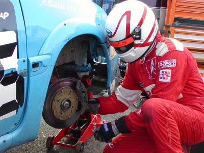 Marco Schumann skifter bremseklodser ved et ordinært pitstop. Hvis Marco ikke vil køre til næste år, vil jeg have ham som mekaniker udtalte Brian Mikkelsen.
(Foto: Saxo Cup)
